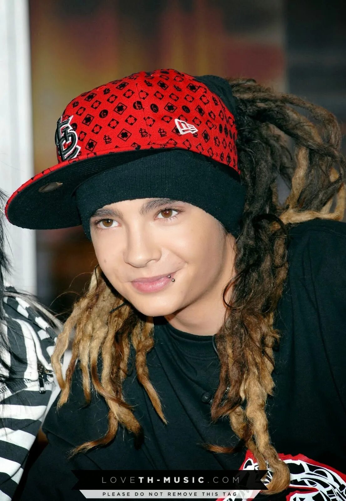 Том каулитц кепка. Tom kaulitz 2007. Том каулитц. Tom kaulitz 2007. Bill and tom kaulitz.