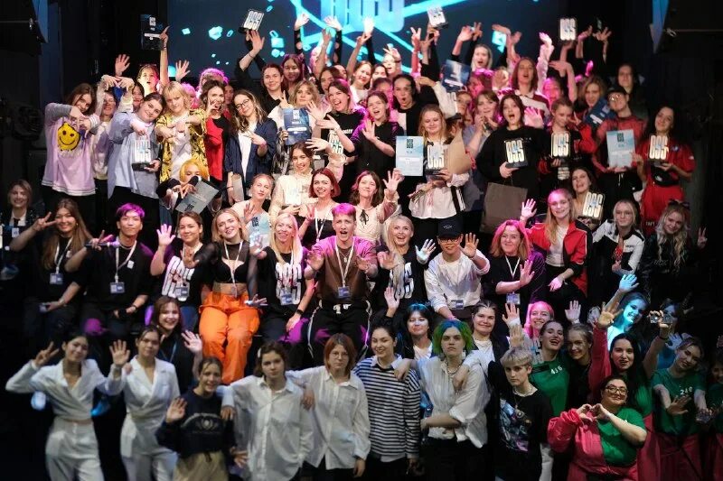 K pop cover dance в москве. Кей поп студия. Корейская группа everglow. Танцы кпоп в спб. Кей поп студия.