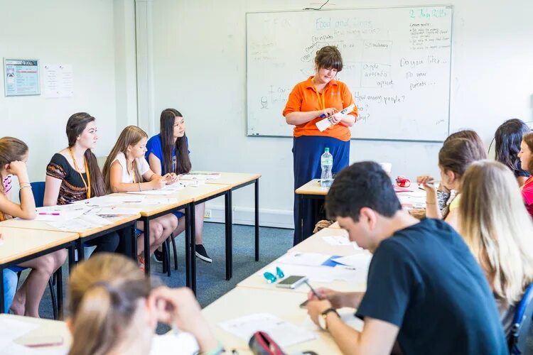 Преподаватель английского языка. Школа английского языка studywork. Занятия в языковой школе. Урок в школе в лондоне. International language review.