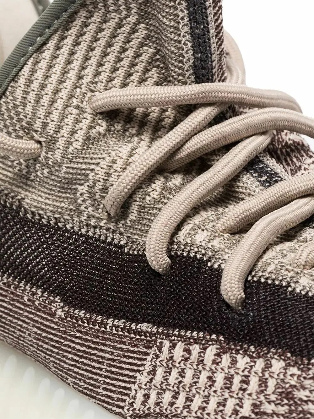 Как зашнуровать изи. Adidas yeezy boost 350. adidas yeezy boost 350 v2. adidas yeezy 350 шнуровка. шнуровка адидас изи буст 350.