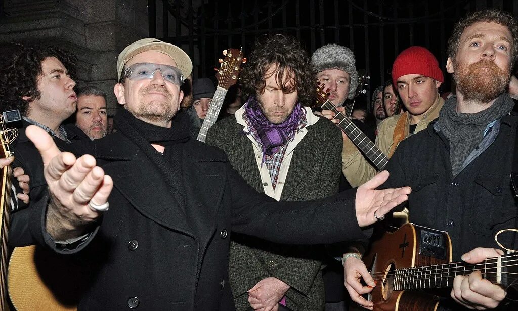 Предаваться веселью. Bono u2 благотворительность. Боно на улице. Боно друг Суса. Глен Хансард выступал на улицах Дублина.