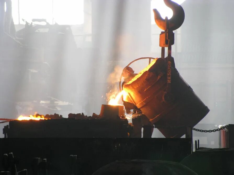 Вылит из стали. Вылит из стали. Ковш разливочный литейный. Плавка железной руды. Литье металла.