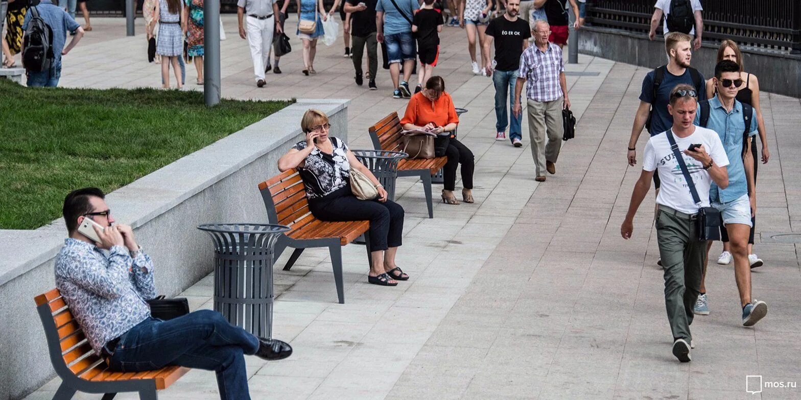 Русский урбанизм. Улица города днем. Урбанистическое фото люди в городе. Инвалиды на Арбате. Какое общение в городе