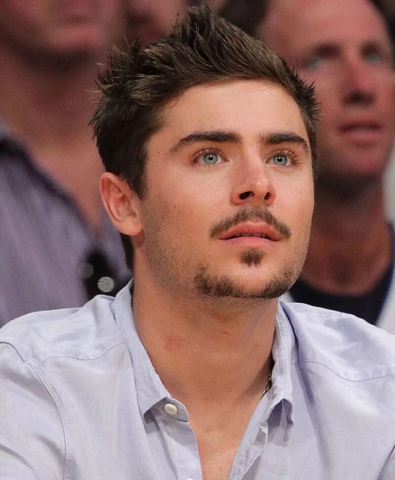 Маленькая бородка. Зак Эфрон усы. Zac Efron goatee. Зак Эфрон Sakal. Зак Эфрон с бородой.