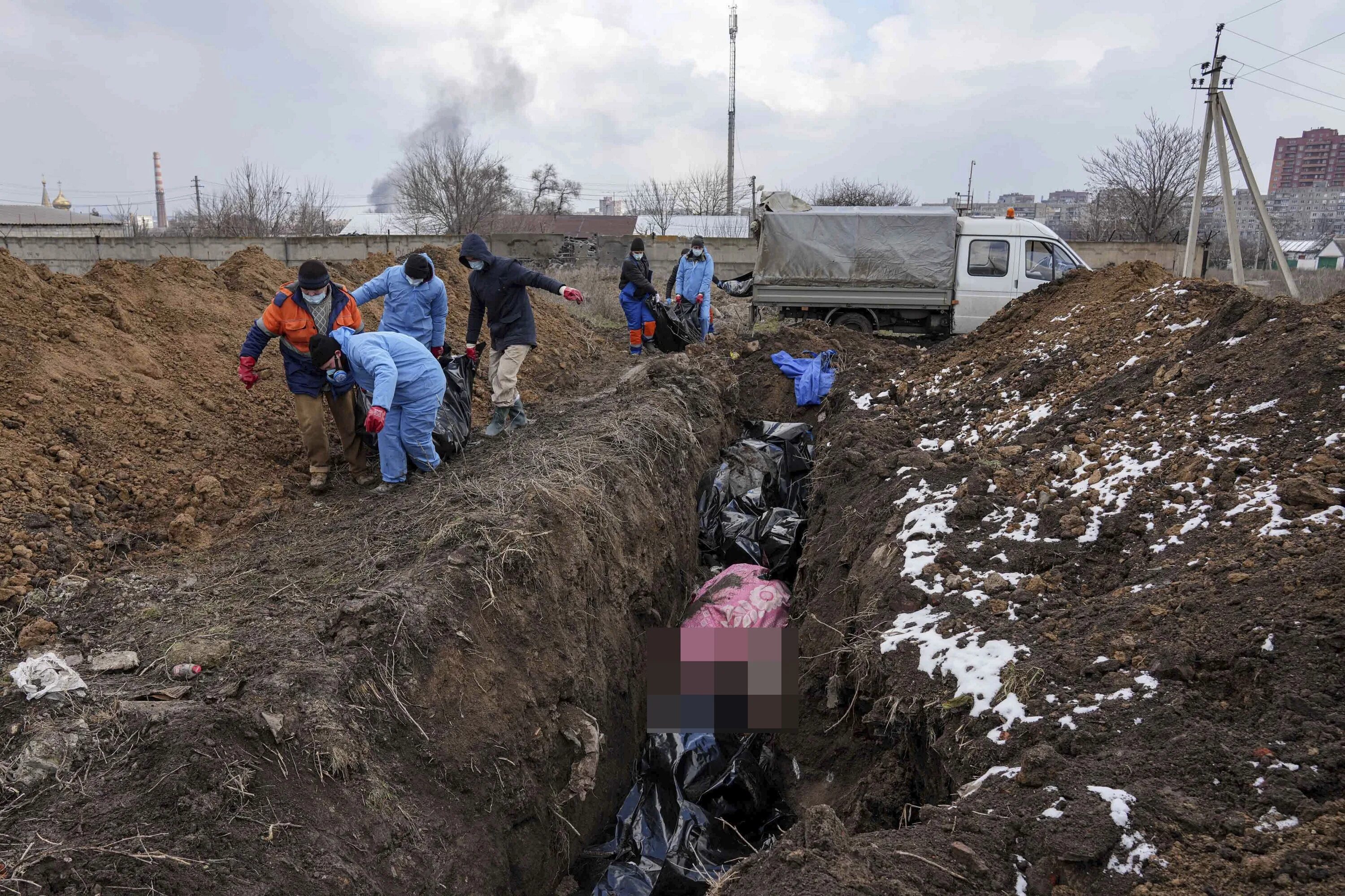 Сколько погибло российских на войне украина. Братские могилы на Украине 2022. Массовые захоронения на Украине. Массовые захоронения в Мариуполе. Украина массовое захоронение погибших.