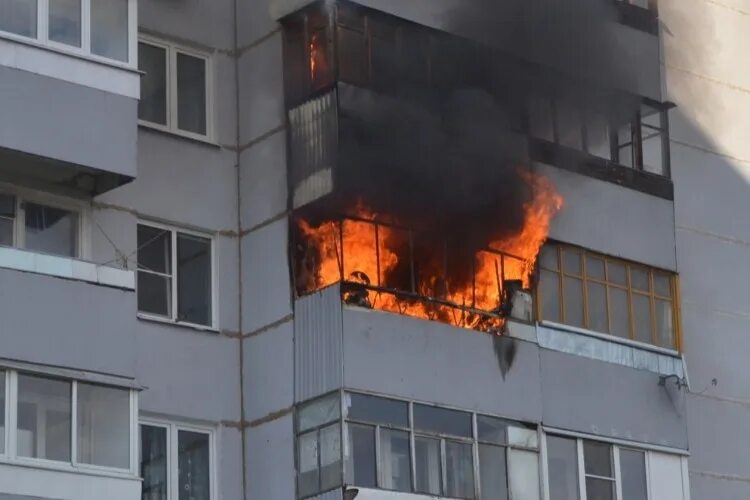 Пожар на балконе. Горящий балкон. Горит балкон. Пожар на балконе (лоджии). Сгорел балкон