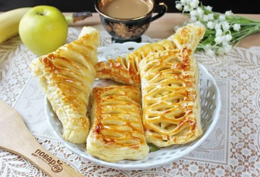 Слоюная тесто с яблоками. Слоёное тесто с яблоками. Слойка с яблоком приготовить. Слойки с яблоками. Слойки с яблоками.