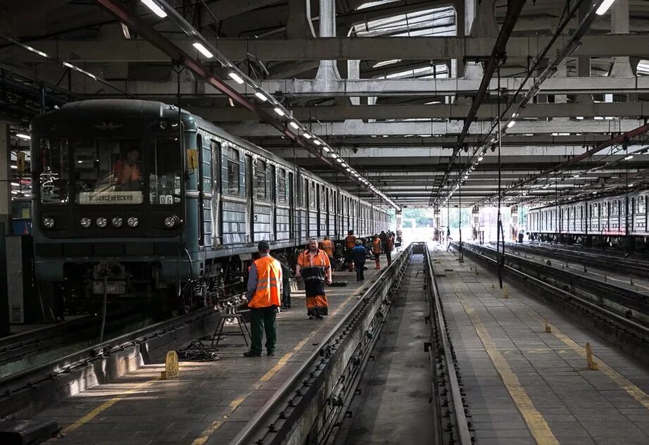 Что будет если уехать в депо метро. Электродепо московского метрополитена. нижегородское депо метрополитена. электродепо нижегородское москва. депо солнцево московского метрополитена.