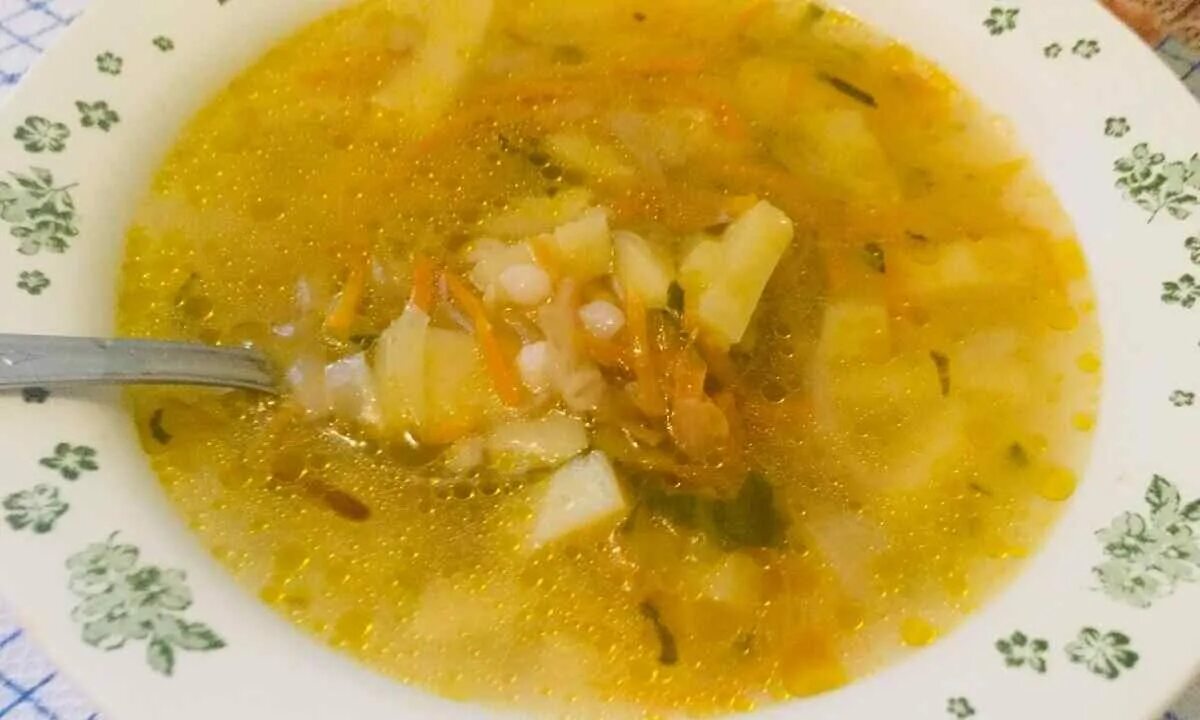 Рассолпнг. Рассольник. Рассольник. Рецепт рассольника с солеными огурцами и рисом. Рассольник в тарелке.