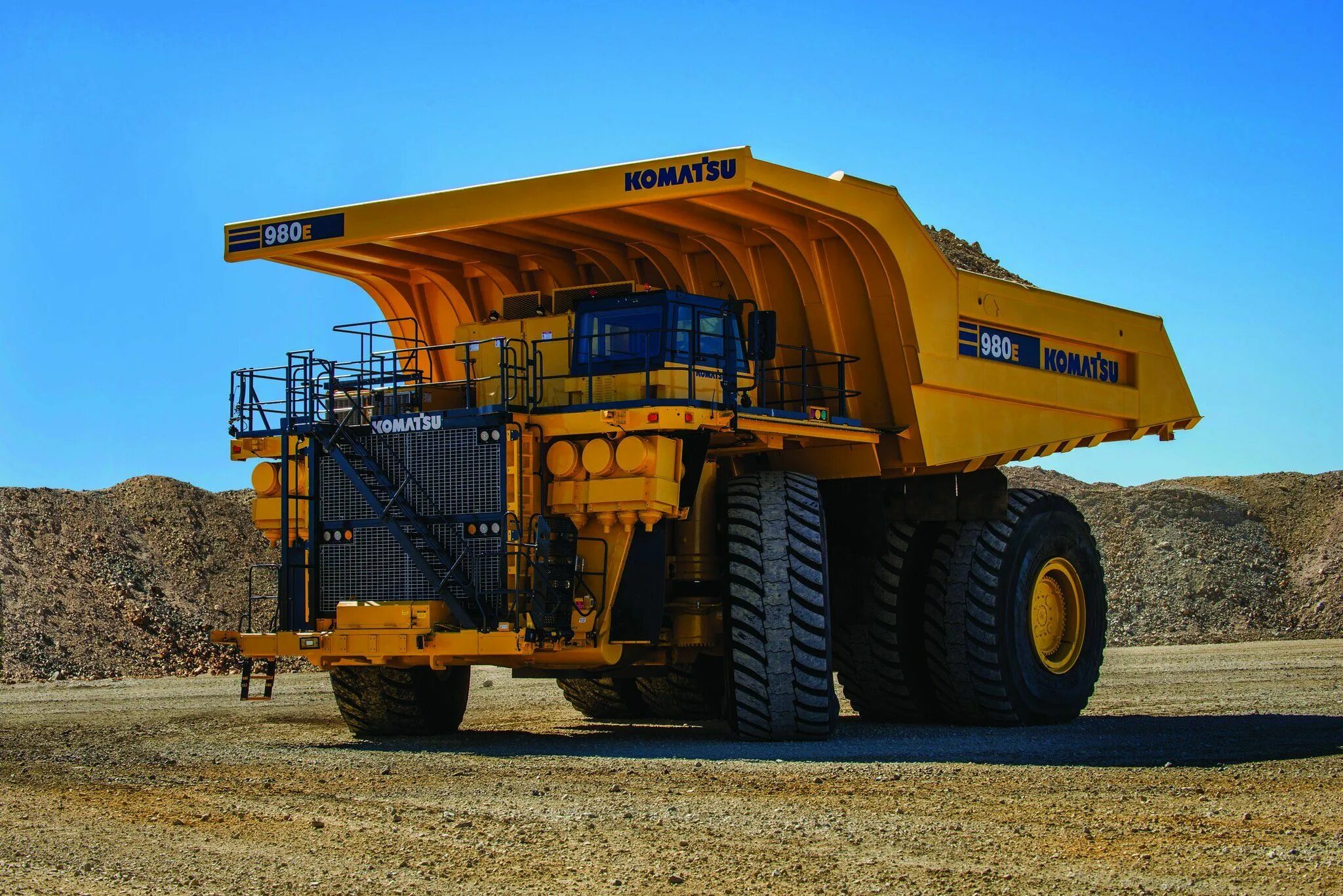 980 е. Komatsu 980e-4. Карьерный самосвал Комацу. Самый большой карьерный самосвал Коматсу Komatsu. Komatsu самосвалы 980e.