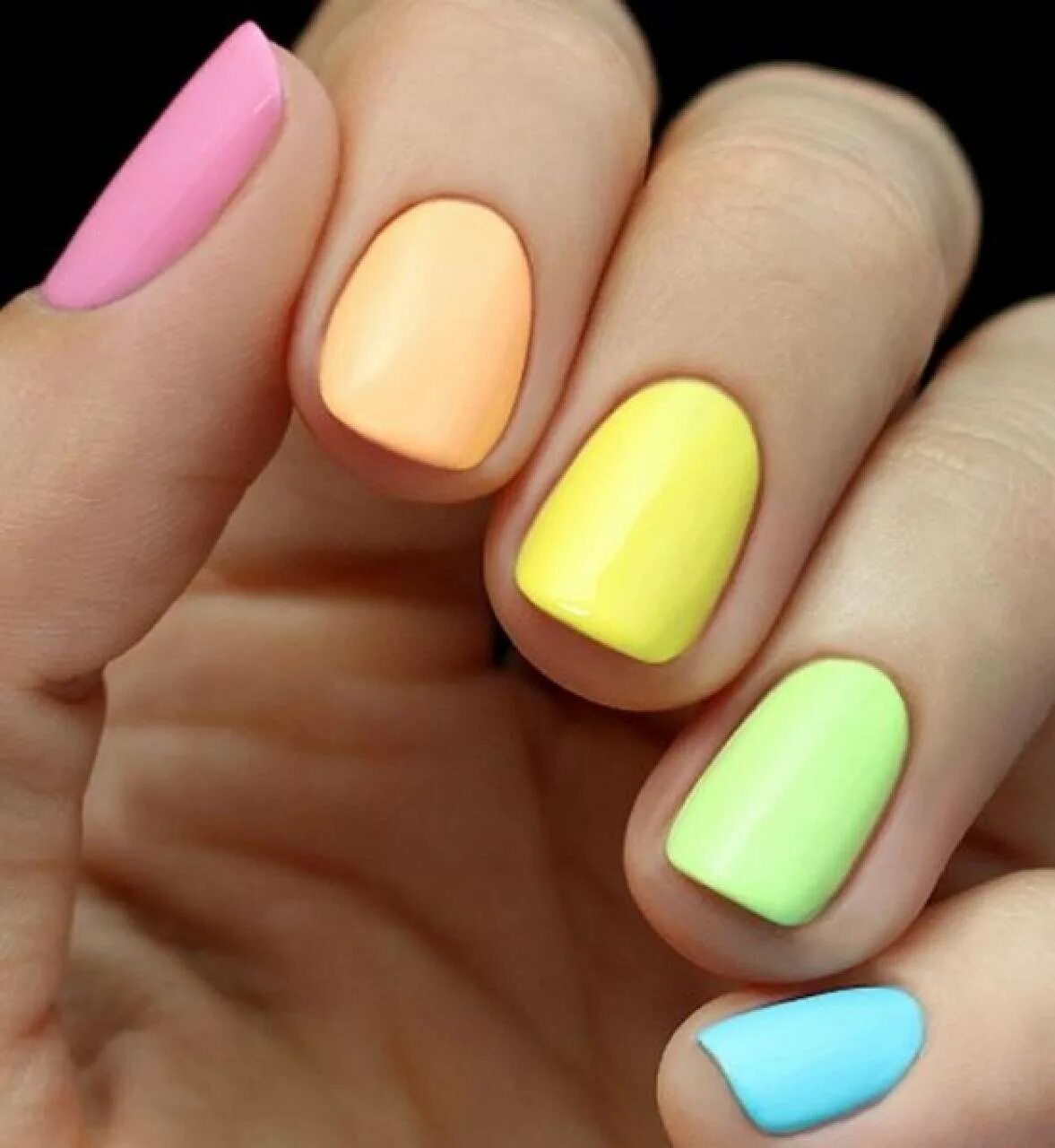 Цветной маникюр короткие ногти. Разноцветный маникюр. Яркие цвета ногтей. Яркий разноцветный маникюр. Разноцветный маникюр на коротких ногтях.