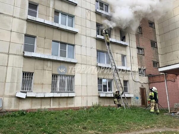 Пожар в квартире. Пожар в Озерске. Пожар по неосторожности.