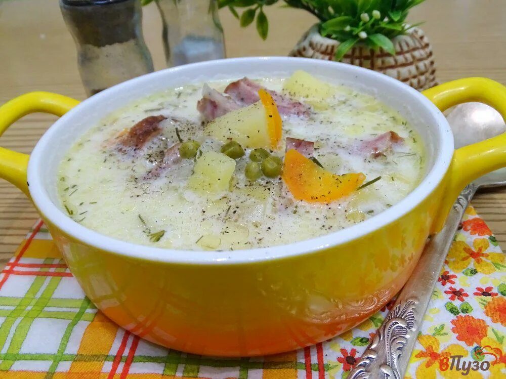 Сырный суп с колбасой и плавленным сыром. Сырный суп с колбасками и плавленным сыром. Сырный суп с колбасками. Суп с плавленным сыром и колбасой.