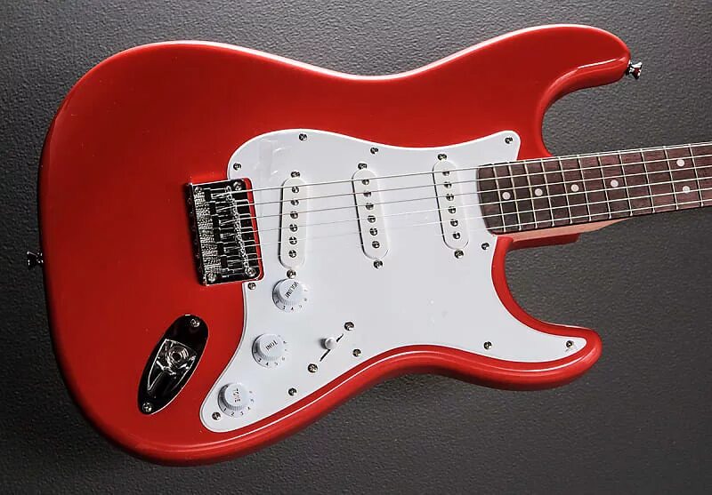 Bullet stratocaster. Фендер буллет страт. Электрогитара Fender Squier Bullet Stratocaster красный. Электрогитара Squier Bullet Strat by Fender Red. Колки Squier Bullet Strat.