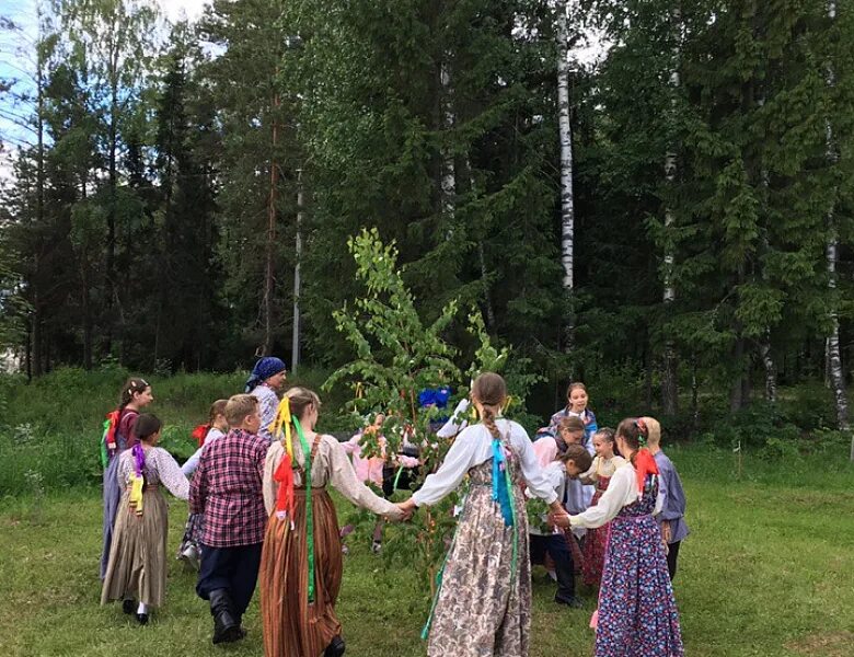 Обрядовые песни на троицу. Фото гуляний на троицу. Хороводы на троицу на руси. Хоровод на троицу музыка. Обряд завивания березы на троицу.