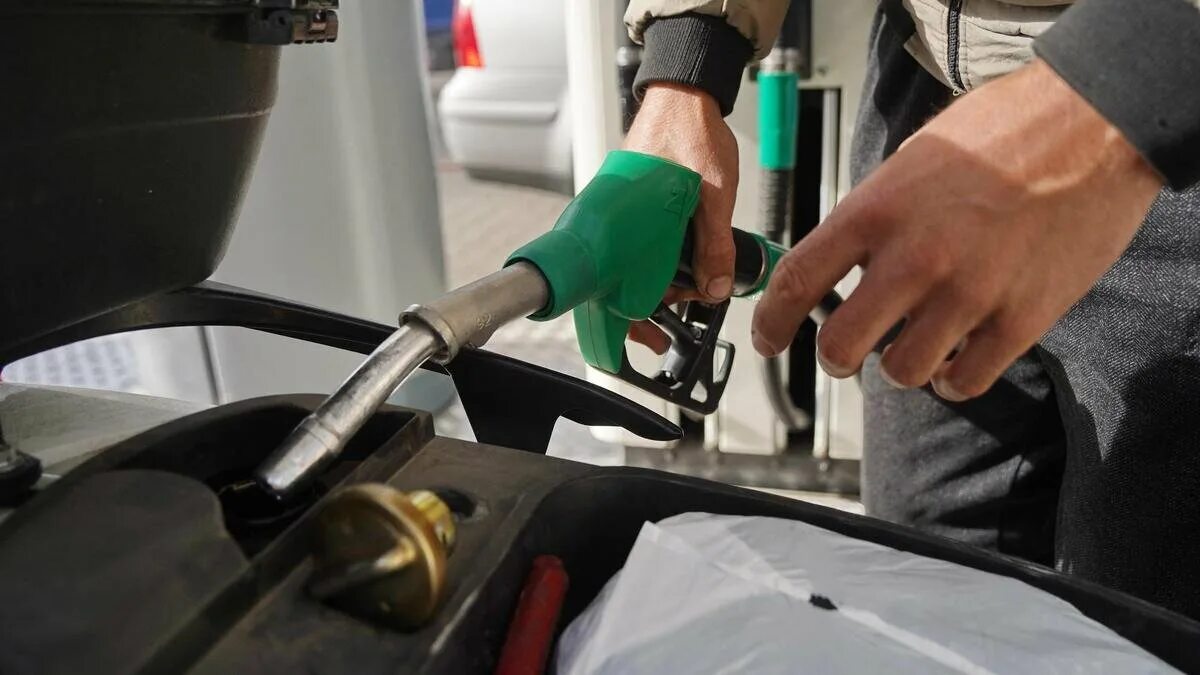 Helios заправка. Бензин нефть. Казахстан топливо. Бензин аи 95. Казахстан бензин название.