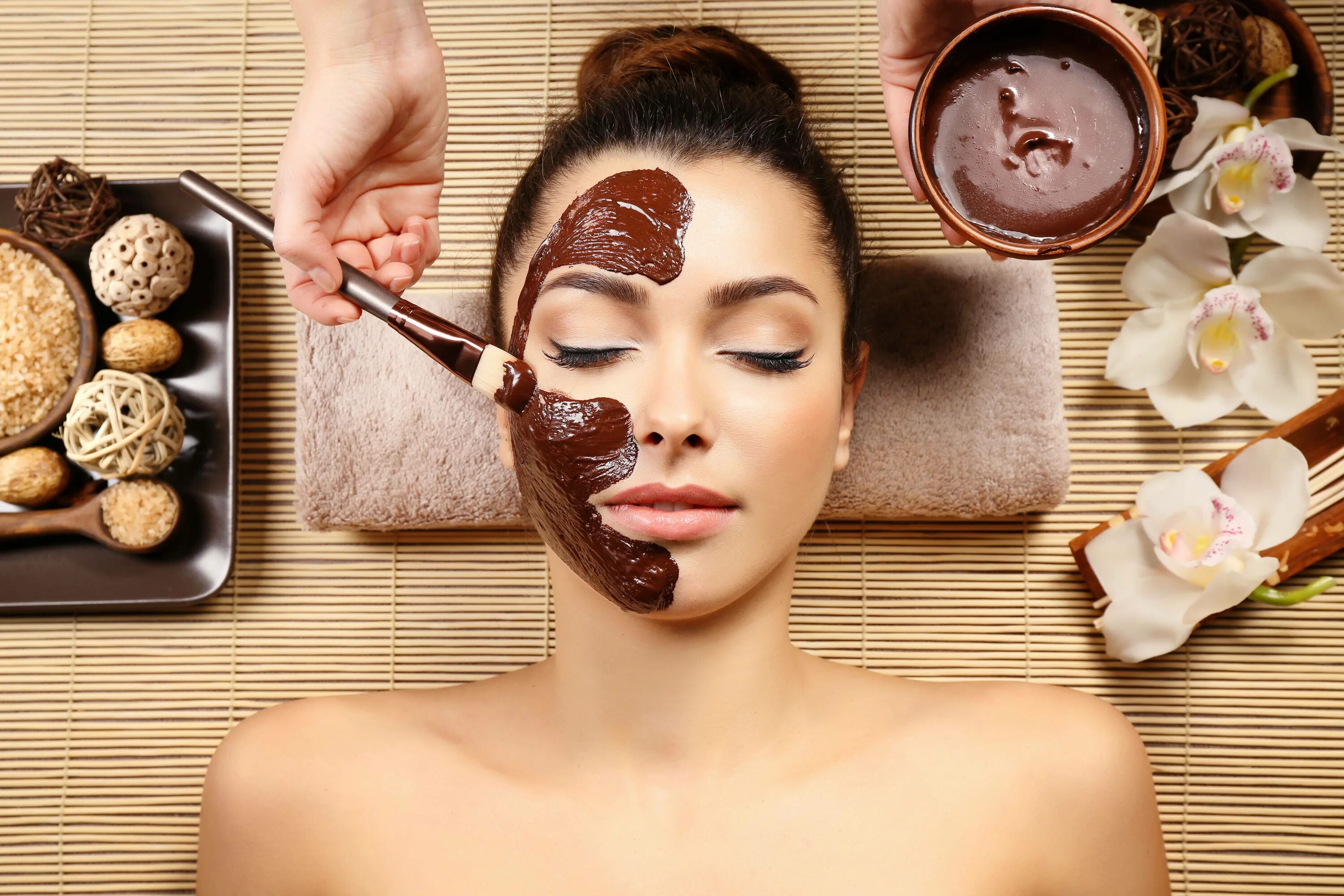Маска шоколад. Шоколад в косметологии. Шоколадное обертывание для лица. Шоколадная маска спа.