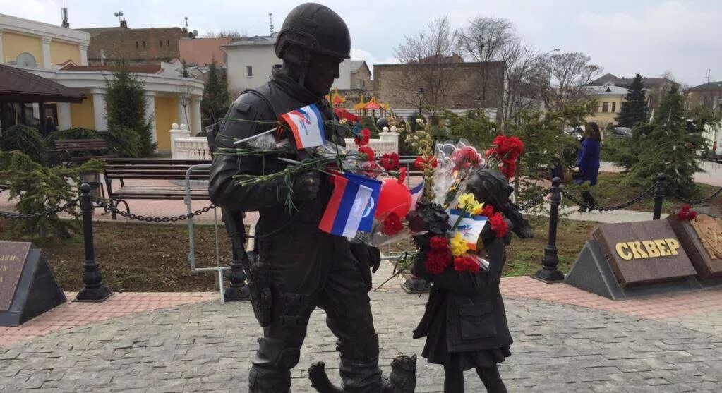 Памятник вежливым людям Симферополь. Памятник вежливым военным в Симферополе. Памятник в Крыму в Симферополе вежливым людям. Вежливые люди Симферополь.