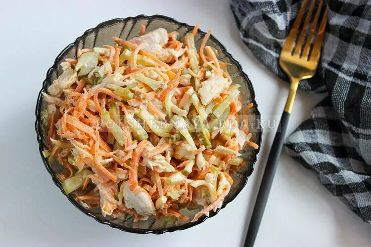 салат рыжая лисичка с корейской морковью. салат с лисичками и курицей. салат лисичка. салат лисичка с корейской морковкой и курицей. салатик с корейской морковкой.