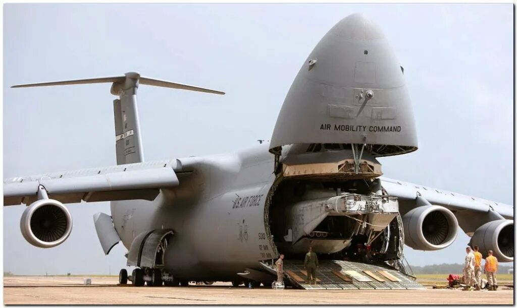 Грузовой самолет. Lockheed c-5 galaxy. Локхид галакси. Самые большие военно транспортные самолеты. C-5 galaxy.