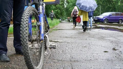 Велосипед на тротуаре