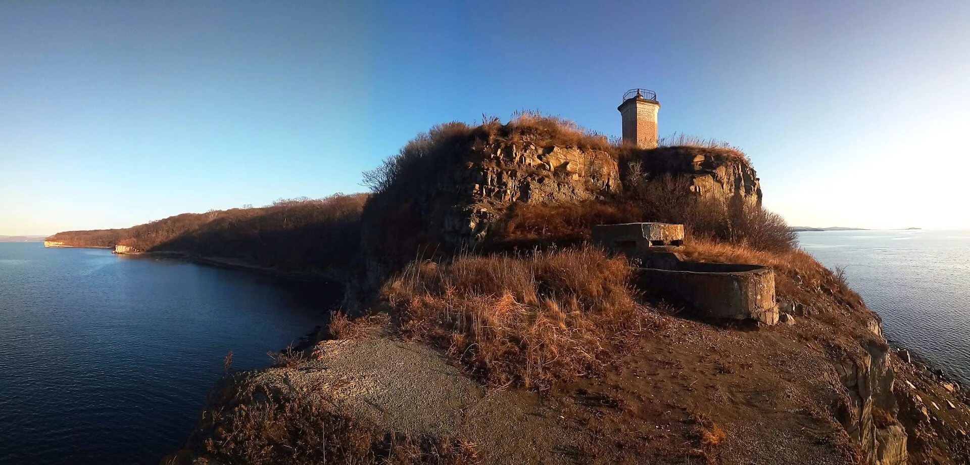 Остров большой камень. Бухта Суходол Приморский край. Бухта Суходол большой камень. Мыс красный Владивосток. Маяк в большом Камне Приморский край.