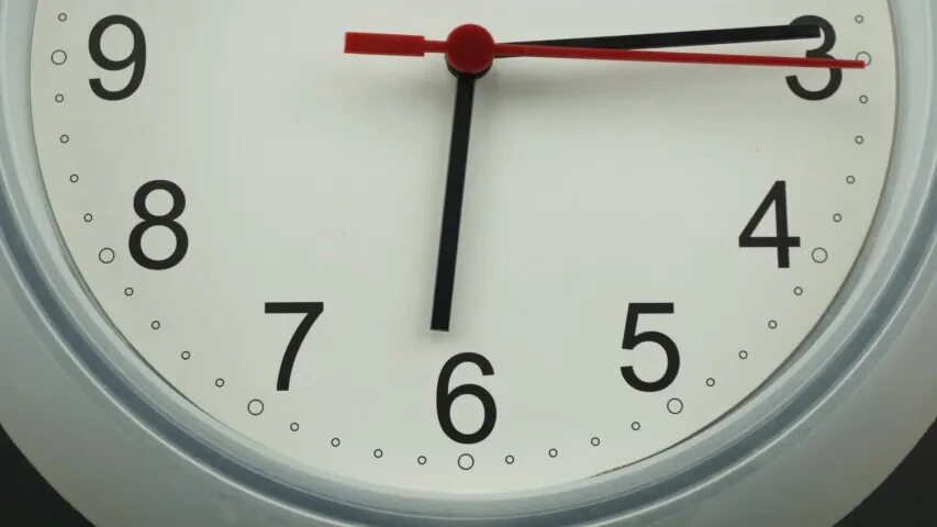 Время то 8 всего. Летнее время 8.40. клок клок.