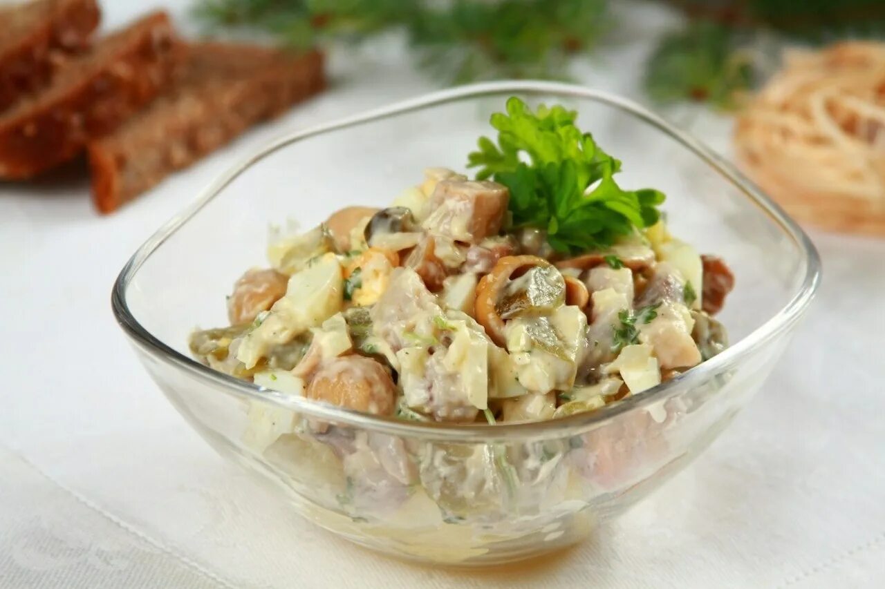 Рецепт салата с селедкой и картофелем. Салат картофельный с грибами. салат с селедкой грибами и картошкой. салат с курицей грибами и картошкой. салат из селёдки солёной.
