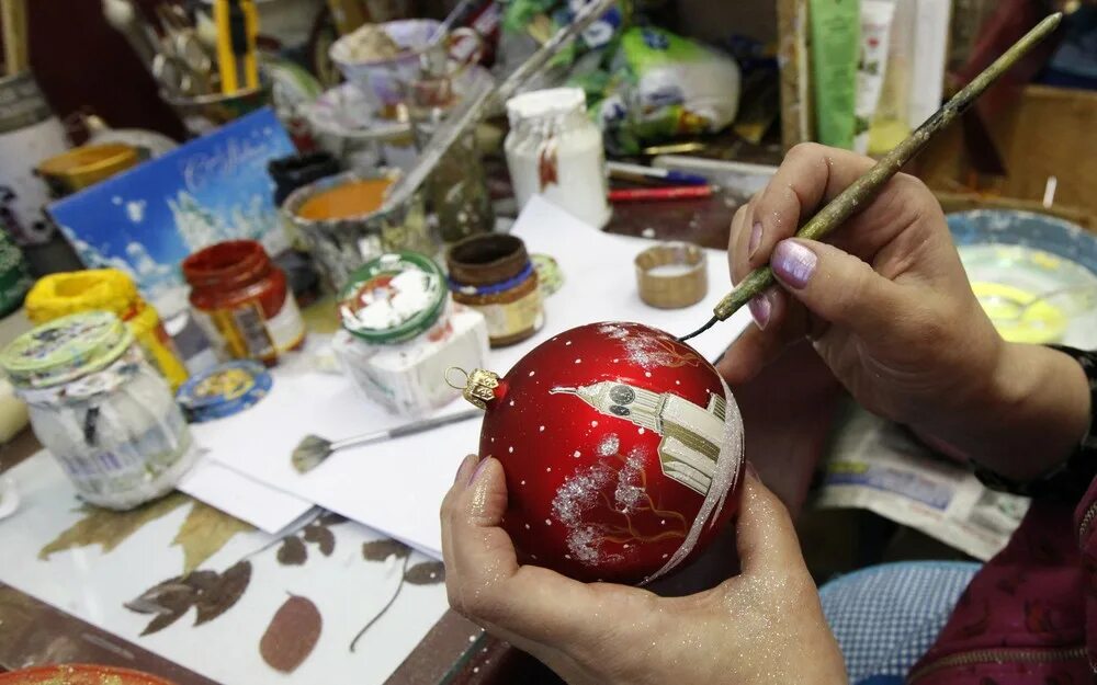 Выдувание елочных игрушек. Углич деревянные игрушки новогодние. Новогодние игрушки. Создание елочной игрушки. Экскурсия на фабрику игрушек красноярск.