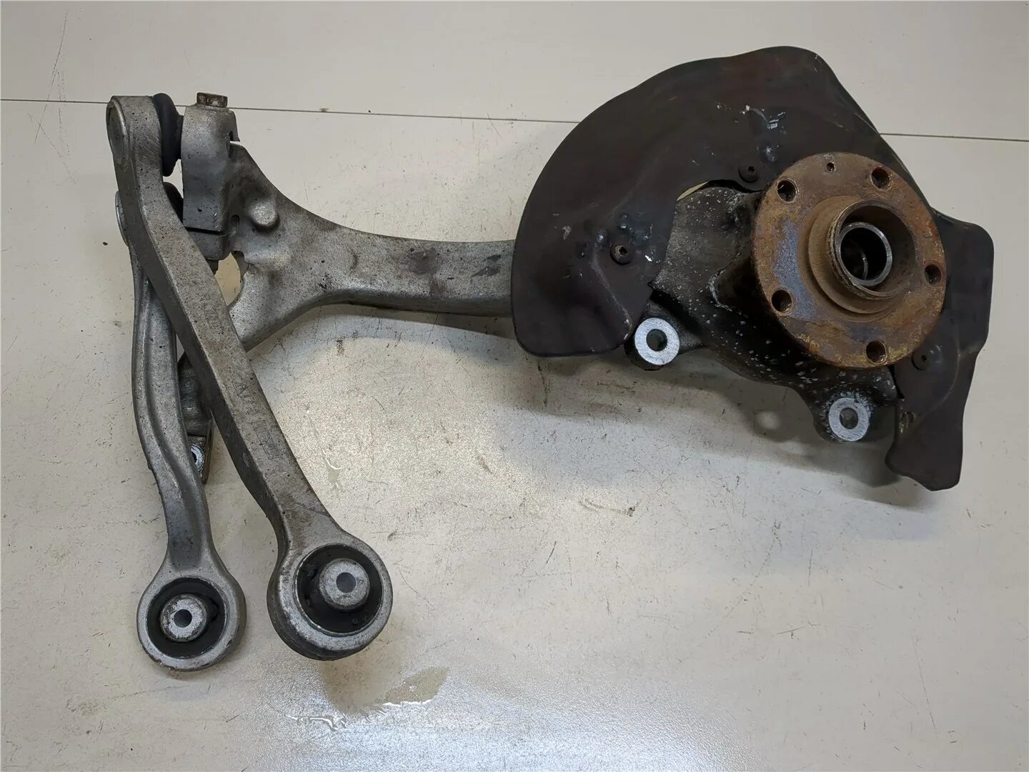 Цапфа ауди. 4f0407254g. audi a6 [c4] 1996 поворотный кулак правый. 4h0407254g. кулак поворотный передний правый ауди а6 с4 1996.