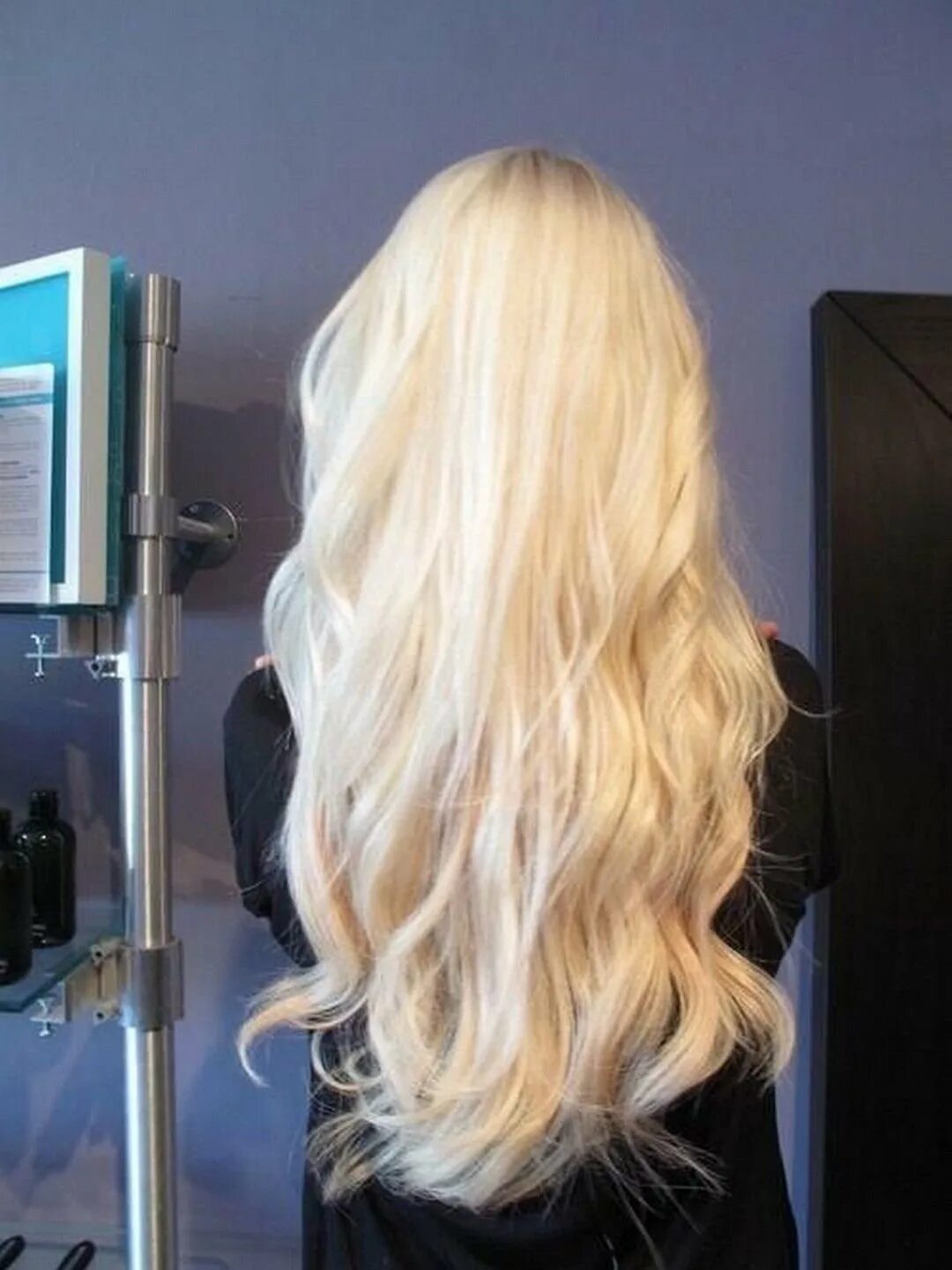 Bleach blonde. Блондинка с длинными волосами. Длинные волосы блонд. Густые белые волосы. Длинные белые волосы.