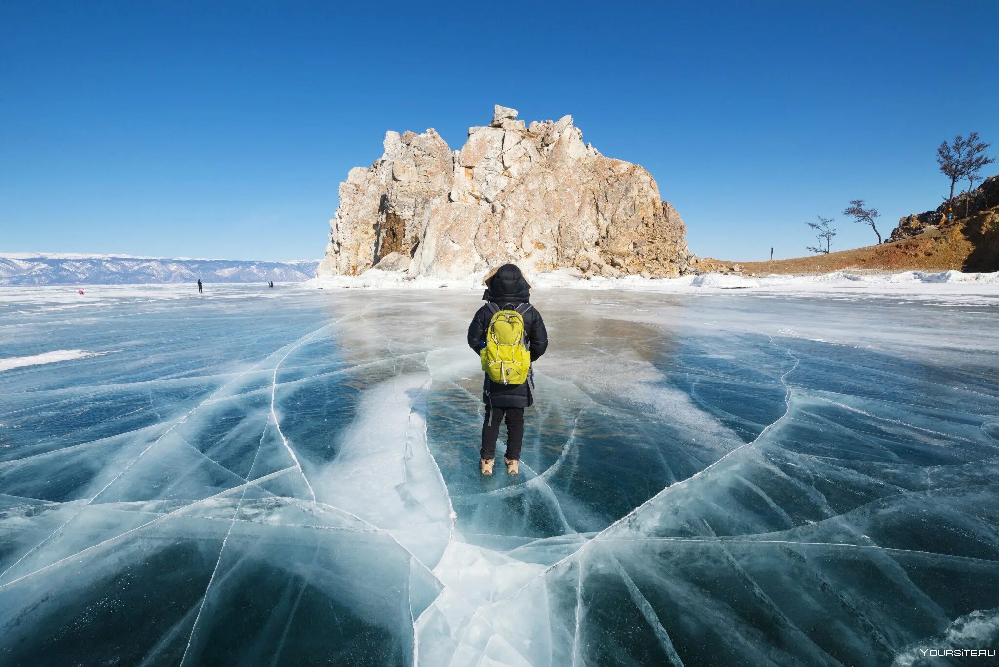 Байкал зимой лед. Замерзшие волны байкала. Лед для презентации. Лед ли. Озеро байкал замерзает зимой.