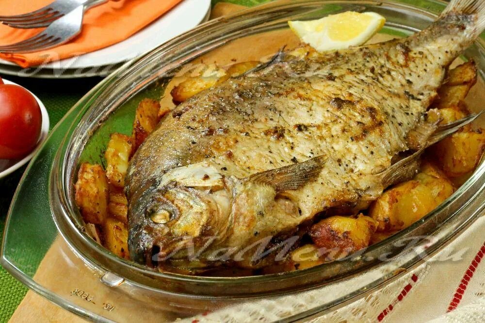 Как замариновать леща. Лещ запеченный с овощами. лещ запеченный в духовке. приготовление леща в духовке. лещ с картошкой.