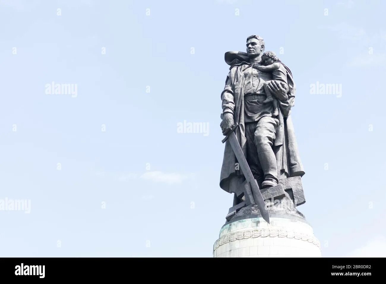 Памятник солдату с девочкой спасенной на руках. Воин-освободитель трептов-парк берлин. вучетич. «воин-освободитель». трептов-парк, берлин. воин освободитель в трептов парке. памятник советскому солдату в трептов парке в берлине.