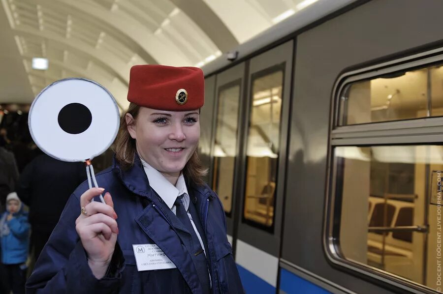 Услуги метрополитена. Сотрудники метрополитена. Дежурный по станции метро. Дежурный по станции метрополитена. Форма работников метро.