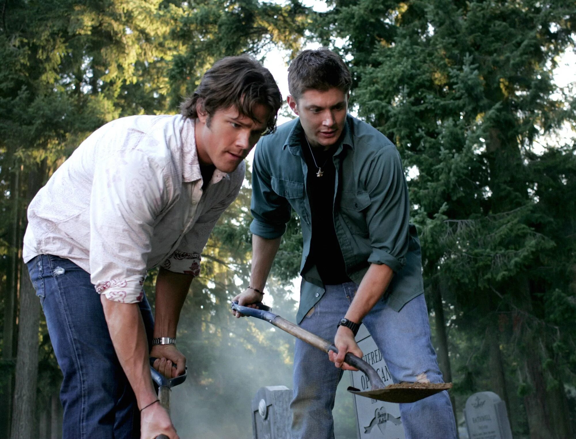 два брата акробата стих. братья акробаты. сверхъестественное сэм 2 сезон. два брата лопата. джаред падалеки на улице.