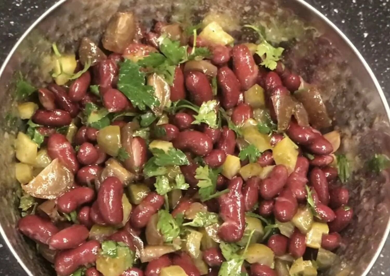Салат с консервированной фасолью на новый год. Кухня наизнанку салаты с фасолью. салат испанский с фасолью. салат из фасоли кухня наизнанку. арабский салат с фасолью.