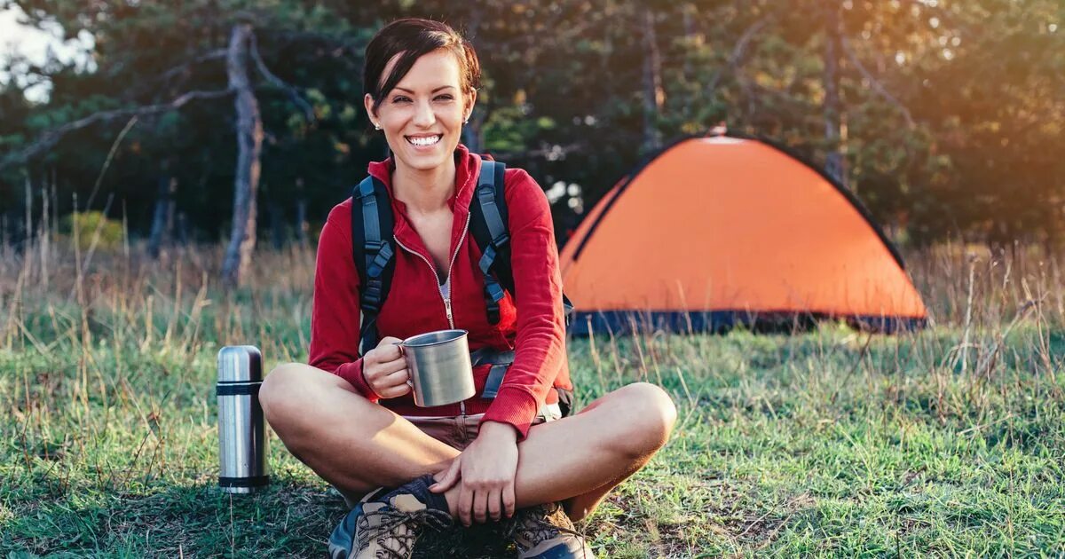 Only camping. Образ для кемпинга. Кемпинг девушки. Женщины туалет на природе. Образ девочки для кемпинга.