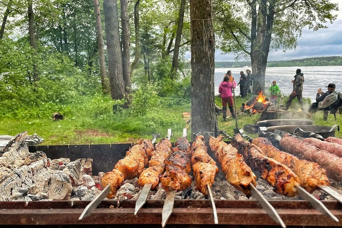 Шашлык в деревне. Шашлык в деревне фото. Шашлык по деревенски. Деревенский шашлычник.