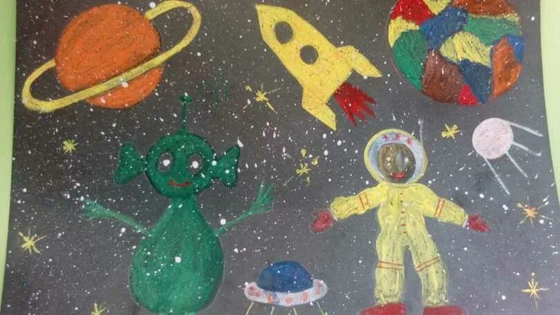 Поделка космос в школу 4 класс. Поделки на тему космос. Поделки на космическую тему. Космические поделки для детского сада. Поделки на тему космонавтики.