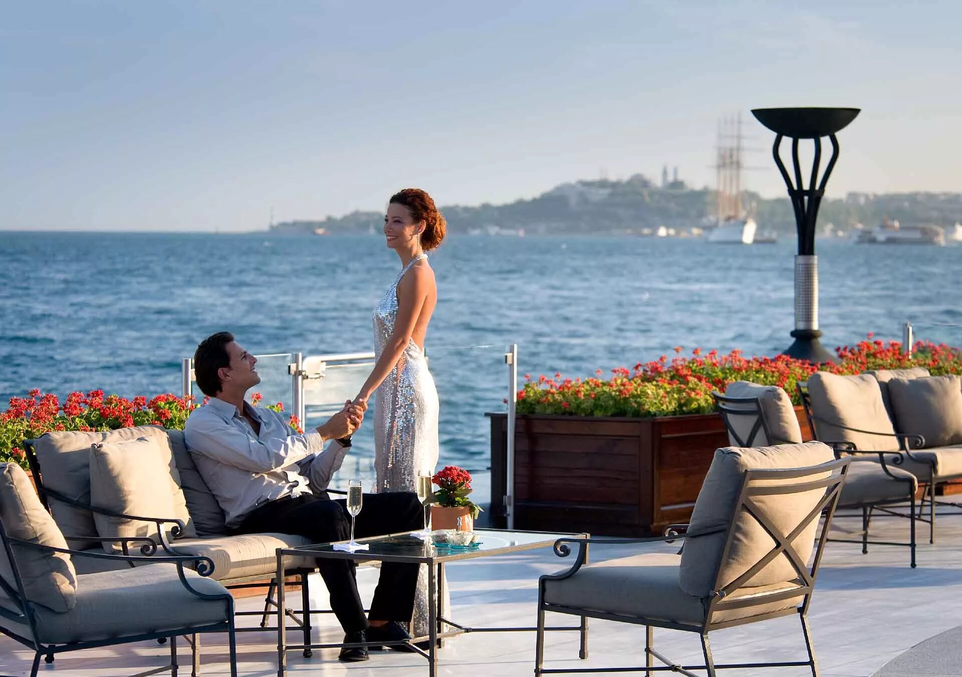 Террасы стамбула. Four Seasons Стамбул. Four Seasons Bosphorus Стамбул. Ресторан в Стамбуле с видом на Босфор. Отель four Seasons Стамбул на Босфоре.