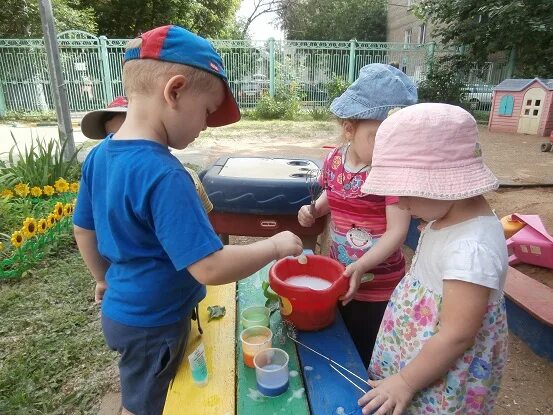 Дети в саду на прогулке летом. Летняя деятельность в детском саду. Дети на прогулке летом. Самостоятельная деятельность детей на прогулке в детсаду. Прогулка игра второй младший