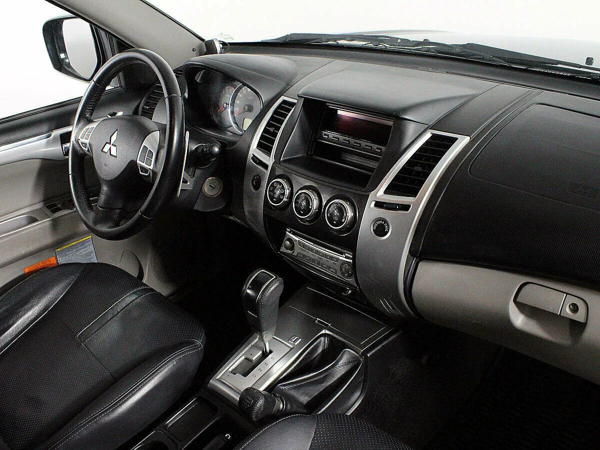 Mitsubishi pajero sport 2012. Mitsubishi Pajero Sport 2 салон. Mitsubishi Pajero Sport черный 2012. Pajero Sport 2012 салон.