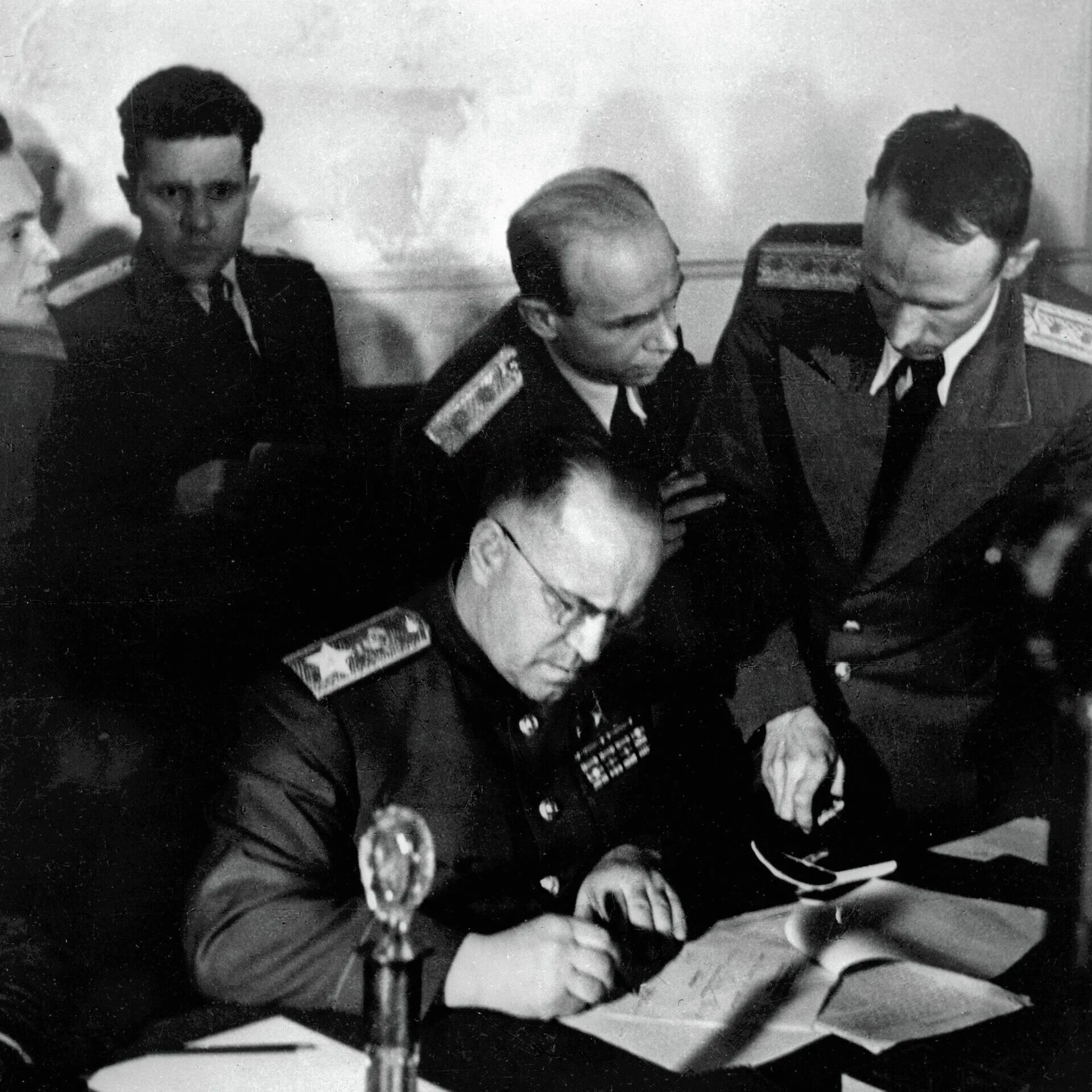 Германия после капитуляции. Подписание капитуляции Германии 1945. Генерал Эйзенхауэр капитуляция Германии. Капитуляция в Берлине 1945 подписание. Подписан акт о безоговорочной капитуляции Германии.