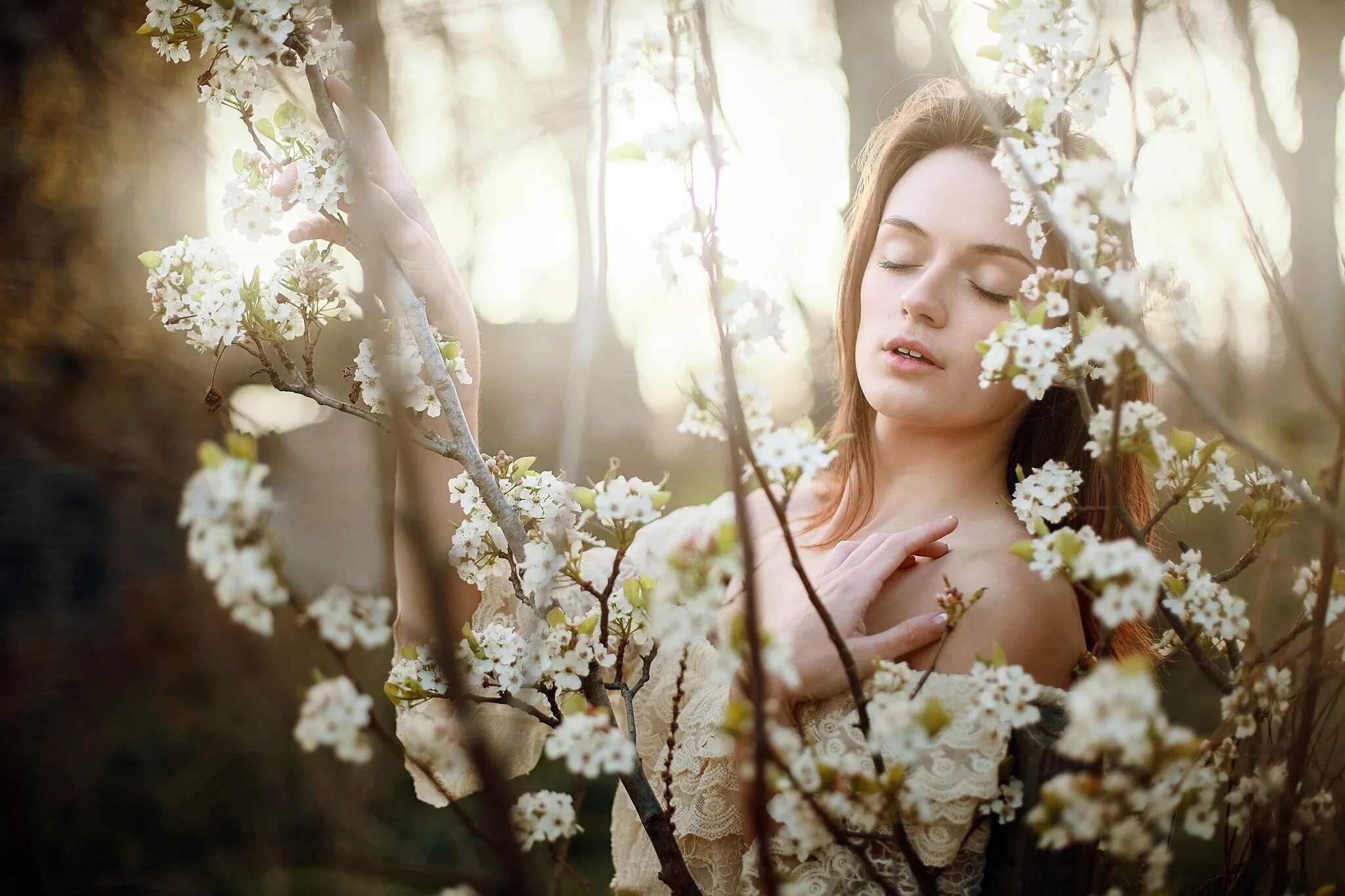 Женщина в цветущем саду. Образ весны для фотосессии. Пробуждение красоты