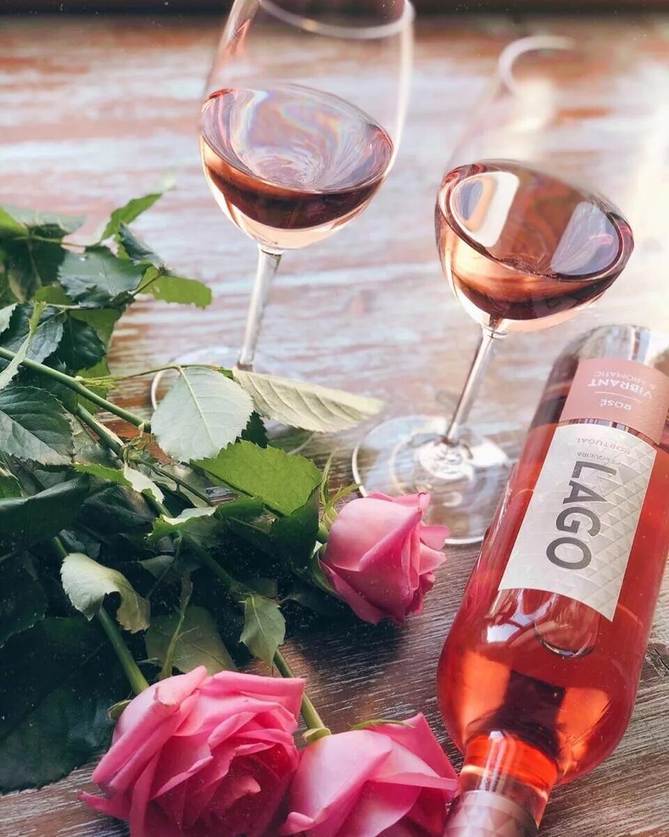 Розовые вина кб. Розовое вино. Розовое шампанское в бокале. Розе вино. Розовое вино в бокале.