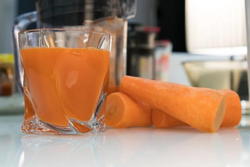 Морковь и морковный сок. Свежевыжатый морковный сок. Сок моркови. Морковный сок в коробке. Морковный сок.