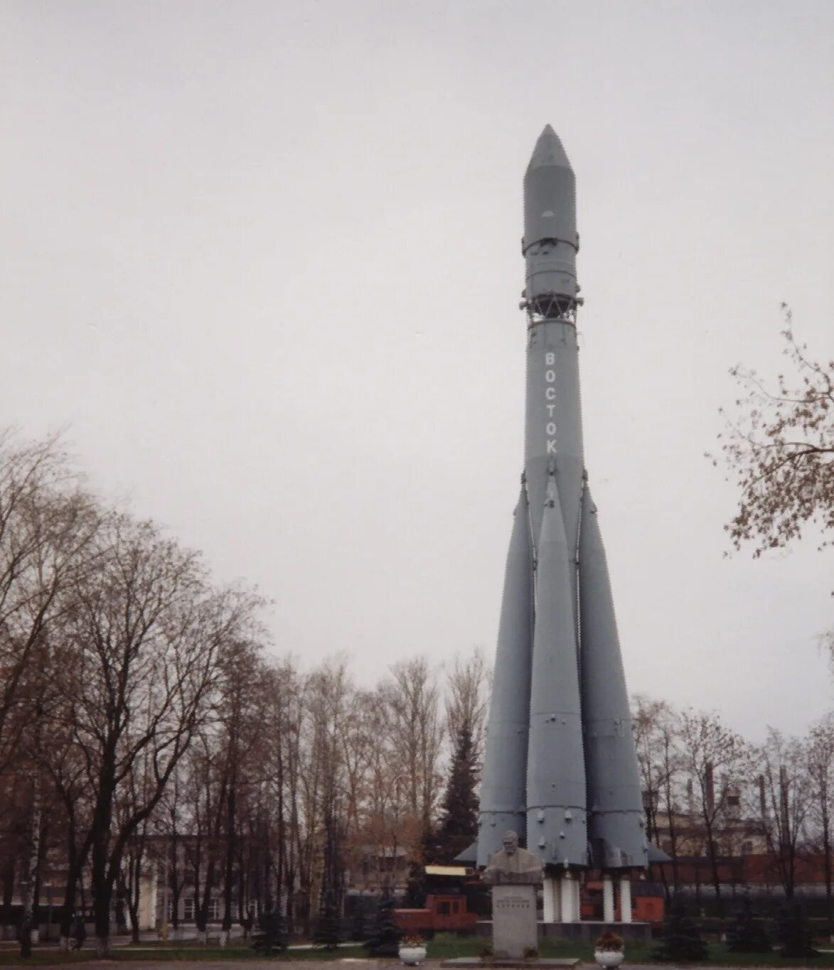 Ракета гагарина восток. Корабль Гагарина Восток. Восток-1 космический корабль. Ракета Гагарина. Восток Гагарин ВДНХ.