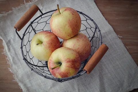 На тарелке 4 яблока
