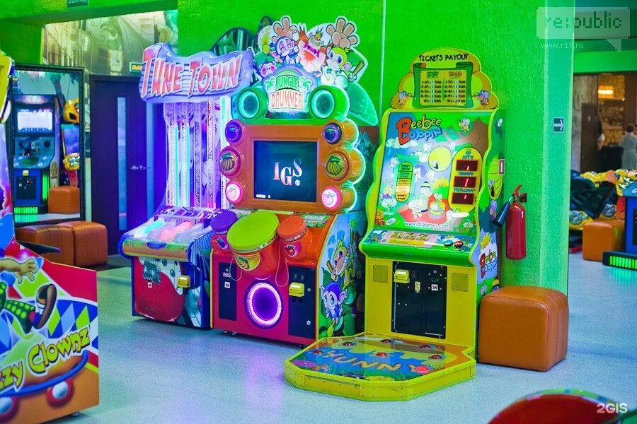 Гоголя 126 абакан беби тайм. Игровой центр абакан. Развлекательные центры для детей в абакане. Развлекательный центр нью йорк абакан. Вулкан страна мадагаскария детский аттракцион.